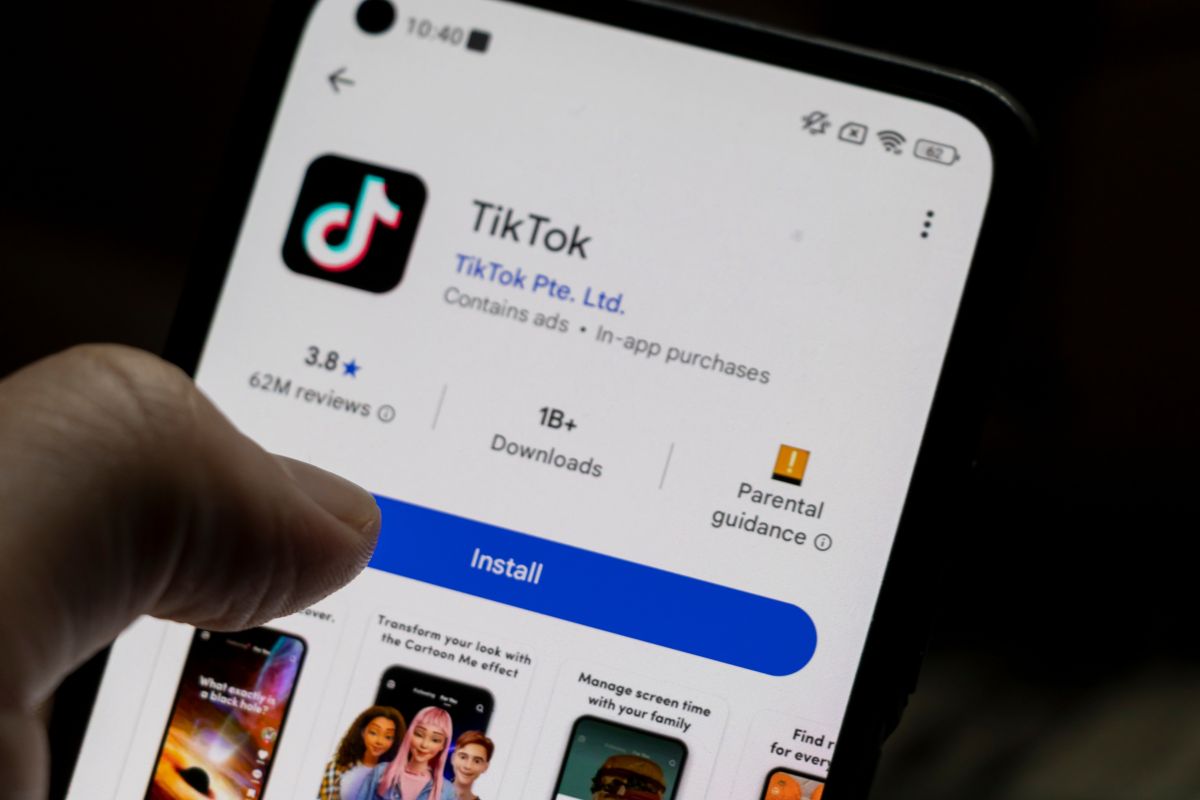 phone on the screen to download tik tok