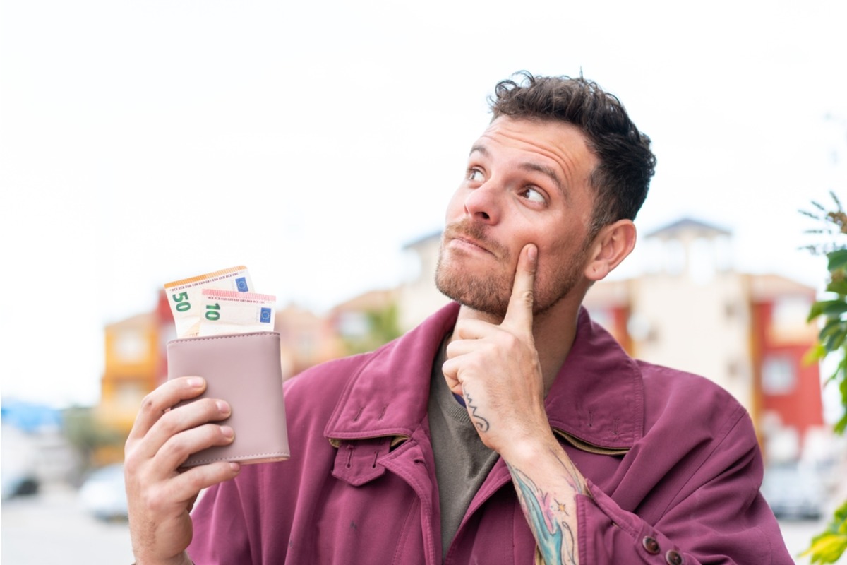 Living Paycheck to Paycheck on $2,200 a Month, Wondering If the Rich Even Know What Worry Feels Like