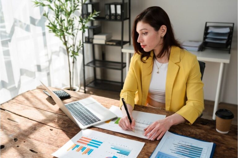 A Young Professional Tracked Every Dollar for 30 Days and Says “The Small Things Were Costing Me the Most”