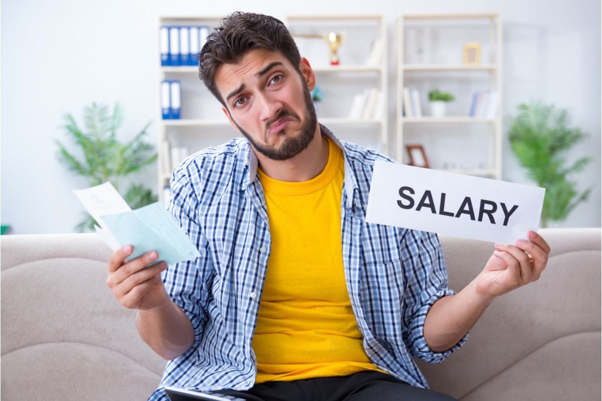 Many Americans Say Their Paychecks Disappear Instantly and Ask “Where Is It All Going