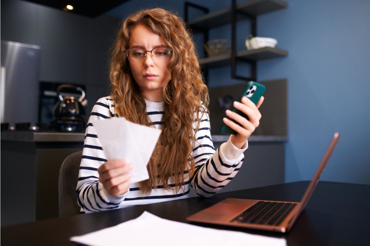 Paycheck Timing Is Leaving Some Workers Short Before Payday, and Many Say “The Bills Hit First Every Time”