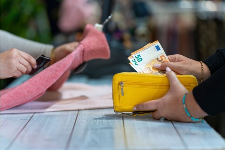 The “Cash-Only Challenge” Is Going Viral as People Say “Swiping Made Us Lose Track of Everything”