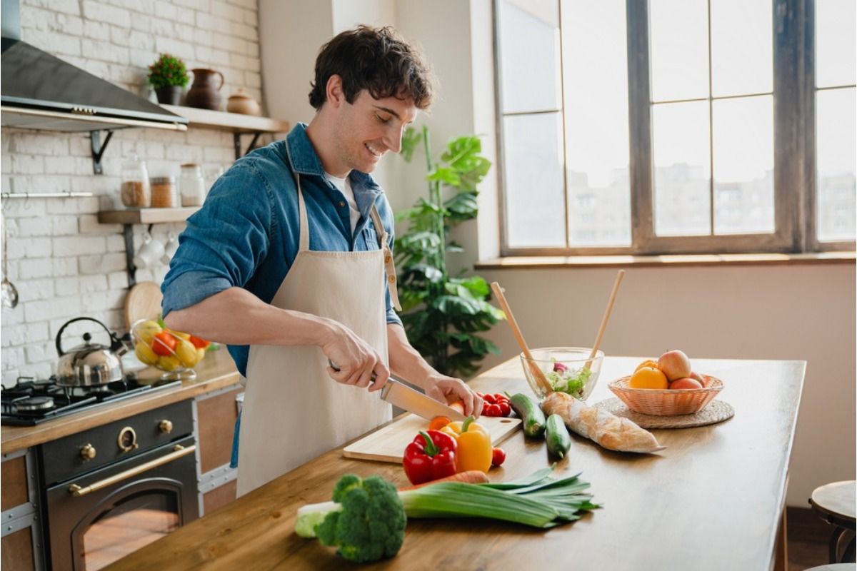 A Man Tried a “No Takeout Challenge” for 30 Days and Says “Cooking Changed My Spending Habits Completely”
