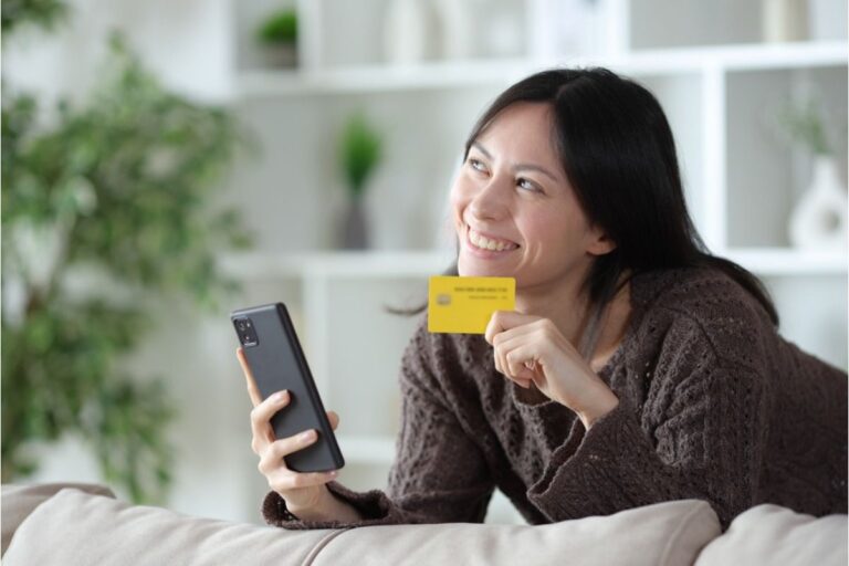 A Woman Stopped Using Her Credit Card for a Month and Says “I Finally Understood Where My Money Was Going”
