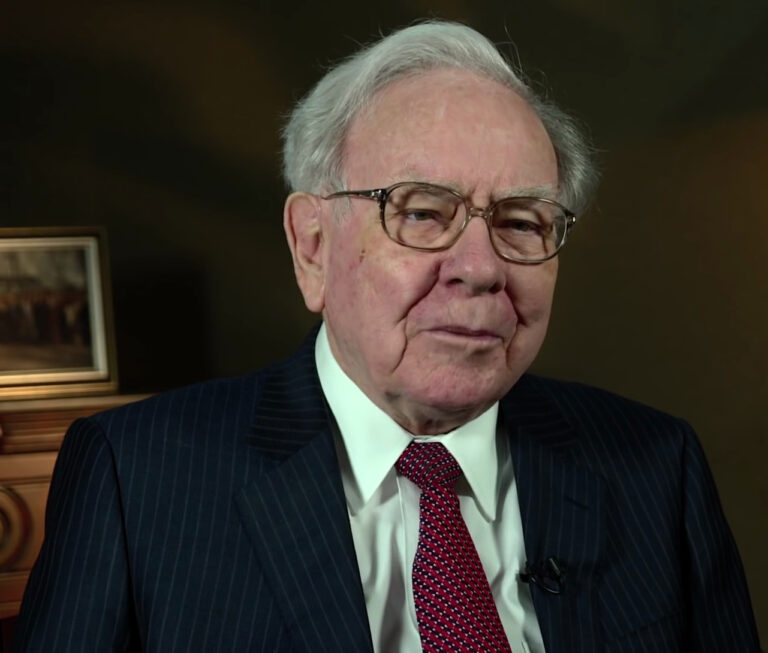 Warren Buffett speaking on stage at the 2015 SelectUSA Investment Summit